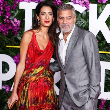 Alexander McQueen elbisesi giyen Amal Alamuddin Clooney ve kocası / Amerikalı aktör ve film yapımcısı George Clooney, 17 Ekim 2022 'de ABD' nin Los Angeles kentinde bulunan Universal Pictures 'Ticket to Paradise' ın galasına geldiler..