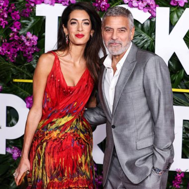 Alexander McQueen elbisesi giyen Amal Alamuddin Clooney ve kocası / Amerikalı aktör ve film yapımcısı George Clooney, 17 Ekim 2022 'de ABD' nin Los Angeles kentinde bulunan Universal Pictures 'Ticket to Paradise' ın galasına geldiler..