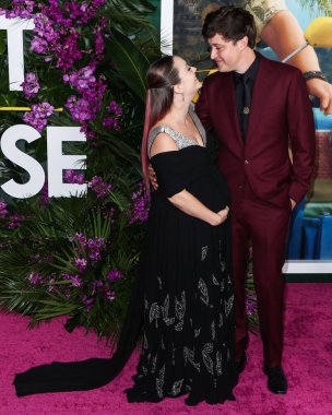 Louis Vuitton ve eşi / Amerikalı aktör Austen Rydell 'i giyen Amerikalı aktris Billie Lourd, 17 Ekim 2022' de Los Angeles, ABD 'deki Regency Village Theatre' da düzenlenen Universal Pictures 'Ticket To Paradise' ın Los Angeles galasına geldi..