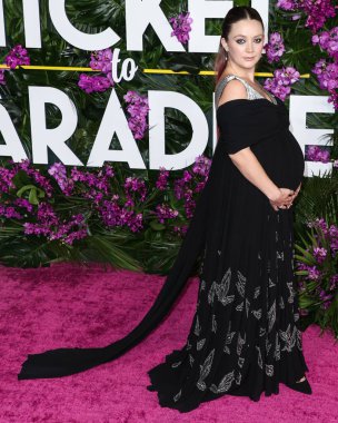 Louis Vuitton giyimli Amerikalı aktris Billie Lourd, 17 Ekim 2022 'de Westwood, Los Angeles, Kaliforniya, ABD' deki Regency Village Theatre 'da düzenlenen Universal Pictures' Ticket To Paradise 'ın Los Angeles galasına geldi..