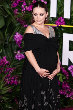 Louis Vuitton giyimli Amerikalı aktris Billie Lourd, 17 Ekim 2022 'de Westwood, Los Angeles, Kaliforniya, ABD' deki Regency Village Theatre 'da düzenlenen Universal Pictures' Ticket To Paradise 'ın Los Angeles galasına geldi..