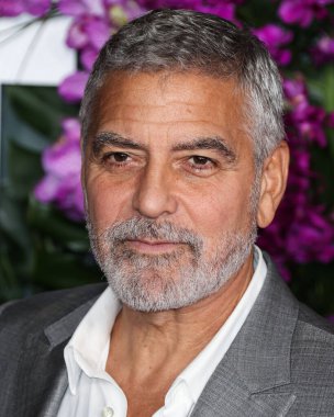 Amerikalı aktör George Clooney, 17 Ekim 2022 'de Westwood, Los Angeles, Kaliforniya, ABD' deki Regency Village Theatre 'da düzenlenen Universal Pictures' Ticket to Paradise 'ın Los Angeles prömiyerine geldi..