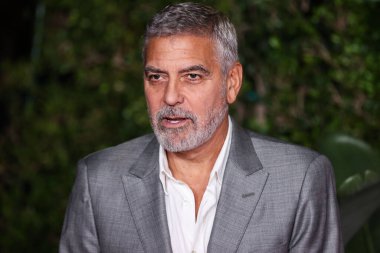 Amerikalı aktör George Clooney, 17 Ekim 2022 'de Westwood, Los Angeles, Kaliforniya, ABD' deki Regency Village Theatre 'da düzenlenen Universal Pictures' Ticket to Paradise 'ın Los Angeles prömiyerine geldi..