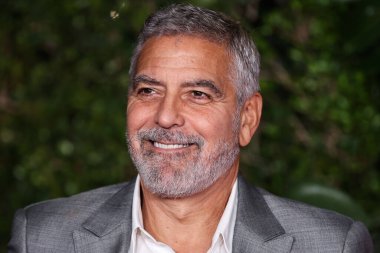 Amerikalı aktör George Clooney, 17 Ekim 2022 'de Westwood, Los Angeles, Kaliforniya, ABD' deki Regency Village Theatre 'da düzenlenen Universal Pictures' Ticket to Paradise 'ın Los Angeles prömiyerine geldi..