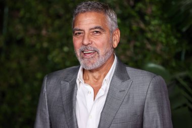 Amerikalı aktör George Clooney, 17 Ekim 2022 'de Westwood, Los Angeles, Kaliforniya, ABD' deki Regency Village Theatre 'da düzenlenen Universal Pictures' Ticket to Paradise 'ın Los Angeles prömiyerine geldi..