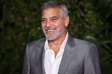 Amerikalı aktör George Clooney, 17 Ekim 2022 'de Westwood, Los Angeles, Kaliforniya, ABD' deki Regency Village Theatre 'da düzenlenen Universal Pictures' Ticket to Paradise 'ın Los Angeles prömiyerine geldi..