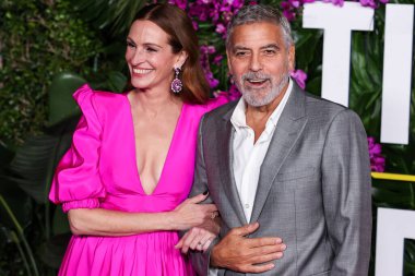 Greta Constantine elbisesi ve Chopard mücevheri giyen Amerikalı aktris Julia Roberts, 17 Ekim 2022 'de ABD' nin Los Angeles kentindeki Regency Village Theatre 'da düzenlenen Universal Pictures' ın 'Ticket to Paradise' filminin galasına geldi..