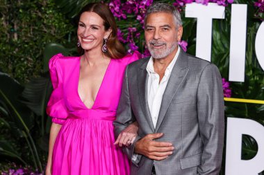 Greta Constantine elbisesi ve Chopard mücevheri giyen Amerikalı aktris Julia Roberts, 17 Ekim 2022 'de ABD' nin Los Angeles kentindeki Regency Village Theatre 'da düzenlenen Universal Pictures' ın 'Ticket to Paradise' filminin galasına geldi..