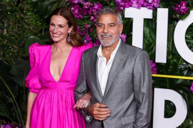 Greta Constantine elbisesi ve Chopard mücevheri giyen Amerikalı aktris Julia Roberts, 17 Ekim 2022 'de ABD' nin Los Angeles kentindeki Regency Village Theatre 'da düzenlenen Universal Pictures' ın 'Ticket to Paradise' filminin galasına geldi..