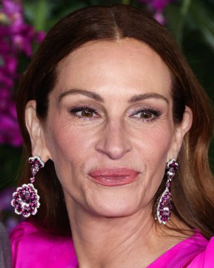 Greta Constantine elbisesi ve Chopard mücevheri giyen Amerikalı aktris Julia Roberts, 17 Ekim 2022 'de Los Angeles, Los Angeles' taki Regency Village Theatre 'da düzenlenen Universal Pictures' ın 'Ticket To Paradise' adlı galasına geldi..