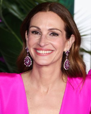 Greta Constantine elbisesi ve Chopard mücevheri giyen Amerikalı aktris Julia Roberts, 17 Ekim 2022 'de Los Angeles, Los Angeles' taki Regency Village Theatre 'da düzenlenen Universal Pictures' ın 'Ticket To Paradise' adlı galasına geldi..