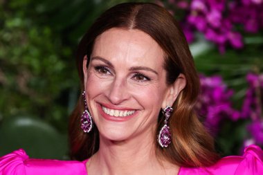 Greta Constantine elbisesi ve Chopard mücevheri giyen Amerikalı aktris Julia Roberts, 17 Ekim 2022 'de Los Angeles, Los Angeles' taki Regency Village Theatre 'da düzenlenen Universal Pictures' ın 'Ticket To Paradise' adlı galasına geldi..