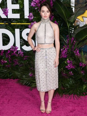 Miu Miu bluzu ve etek giyen Amerikalı aktris Kaitlyn Dever, 17 Ekim 2022 'de Westwood, Los Angeles, Kaliforniya, ABD' deki Regency Village Theatre 'da düzenlenen Universal Pictures' ın 'Ticket to Paradise' filminin Los Angeles galasına geldi..