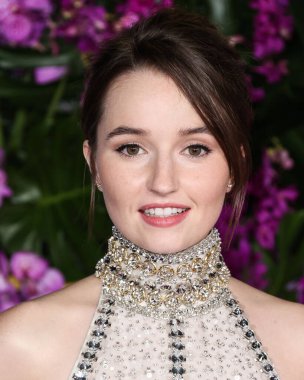 Miu Miu bluzu ve etek giyen Amerikalı aktris Kaitlyn Dever, 17 Ekim 2022 'de Westwood, Los Angeles, Kaliforniya, ABD' deki Regency Village Theatre 'da düzenlenen Universal Pictures' ın 'Ticket to Paradise' filminin Los Angeles galasına geldi..