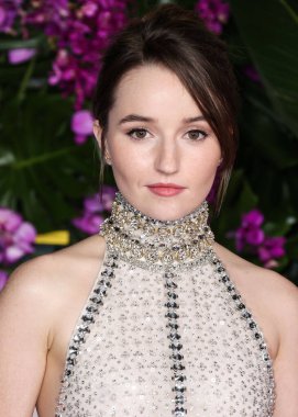 Miu Miu bluzu ve etek giyen Amerikalı aktris Kaitlyn Dever, 17 Ekim 2022 'de Westwood, Los Angeles, Kaliforniya, ABD' deki Regency Village Theatre 'da düzenlenen Universal Pictures' ın 'Ticket to Paradise' filminin Los Angeles galasına geldi..