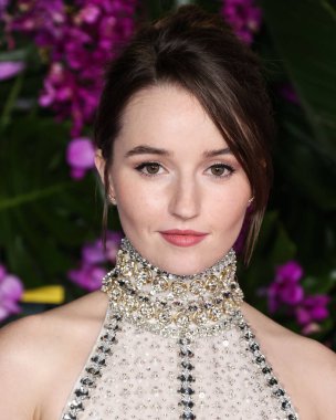 Miu Miu bluzu ve etek giyen Amerikalı aktris Kaitlyn Dever, 17 Ekim 2022 'de Westwood, Los Angeles, Kaliforniya, ABD' deki Regency Village Theatre 'da düzenlenen Universal Pictures' ın 'Ticket to Paradise' filminin Los Angeles galasına geldi..