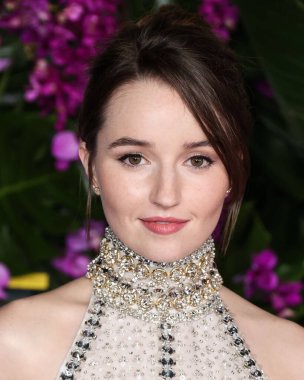 Miu Miu bluzu ve etek giyen Amerikalı aktris Kaitlyn Dever, 17 Ekim 2022 'de Westwood, Los Angeles, Kaliforniya, ABD' deki Regency Village Theatre 'da düzenlenen Universal Pictures' ın 'Ticket to Paradise' filminin Los Angeles galasına geldi..