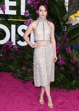 Miu Miu bluzu ve etek giyen Amerikalı aktris Kaitlyn Dever, 17 Ekim 2022 'de Westwood, Los Angeles, Kaliforniya, ABD' deki Regency Village Theatre 'da düzenlenen Universal Pictures' ın 'Ticket to Paradise' filminin Los Angeles galasına geldi..