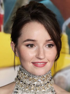 Miu Miu bluzu ve etek giyen Amerikalı aktris Kaitlyn Dever, 17 Ekim 2022 'de Westwood, Los Angeles, Kaliforniya, ABD' deki Regency Village Theatre 'da düzenlenen Universal Pictures' ın 'Ticket to Paradise' filminin Los Angeles galasına geldi..