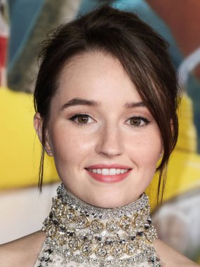 Miu Miu bluzu ve etek giyen Amerikalı aktris Kaitlyn Dever, 17 Ekim 2022 'de Westwood, Los Angeles, Kaliforniya, ABD' deki Regency Village Theatre 'da düzenlenen Universal Pictures' ın 'Ticket to Paradise' filminin Los Angeles galasına geldi..