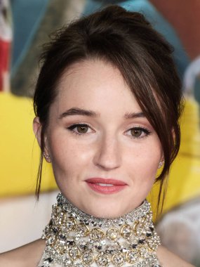 Miu Miu bluzu ve etek giyen Amerikalı aktris Kaitlyn Dever, 17 Ekim 2022 'de Westwood, Los Angeles, Kaliforniya, ABD' deki Regency Village Theatre 'da düzenlenen Universal Pictures' ın 'Ticket to Paradise' filminin Los Angeles galasına geldi..