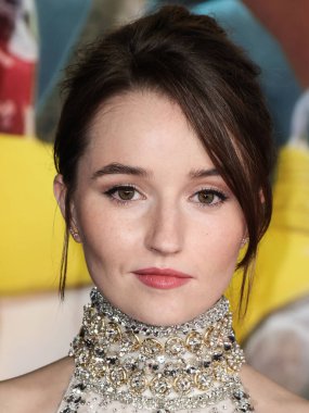 Miu Miu bluzu ve etek giyen Amerikalı aktris Kaitlyn Dever, 17 Ekim 2022 'de Westwood, Los Angeles, Kaliforniya, ABD' deki Regency Village Theatre 'da düzenlenen Universal Pictures' ın 'Ticket to Paradise' filminin Los Angeles galasına geldi..