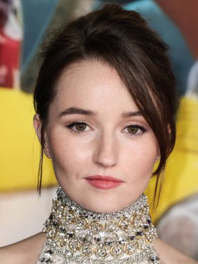 Miu Miu bluzu ve etek giyen Amerikalı aktris Kaitlyn Dever, 17 Ekim 2022 'de Westwood, Los Angeles, Kaliforniya, ABD' deki Regency Village Theatre 'da düzenlenen Universal Pictures' ın 'Ticket to Paradise' filminin Los Angeles galasına geldi..