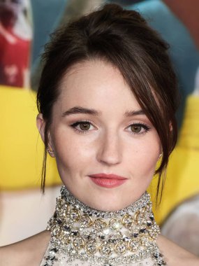 Miu Miu bluzu ve etek giyen Amerikalı aktris Kaitlyn Dever, 17 Ekim 2022 'de Westwood, Los Angeles, Kaliforniya, ABD' deki Regency Village Theatre 'da düzenlenen Universal Pictures' ın 'Ticket to Paradise' filminin Los Angeles galasına geldi..