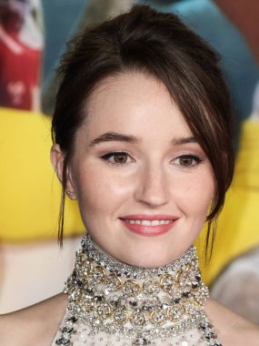 Miu Miu bluzu ve etek giyen Amerikalı aktris Kaitlyn Dever, 17 Ekim 2022 'de Westwood, Los Angeles, Kaliforniya, ABD' deki Regency Village Theatre 'da düzenlenen Universal Pictures' ın 'Ticket to Paradise' filminin Los Angeles galasına geldi..