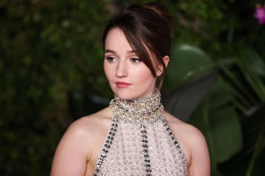 Miu Miu bluzu ve etek giyen Amerikalı aktris Kaitlyn Dever, 17 Ekim 2022 'de Westwood, Los Angeles, Kaliforniya, ABD' deki Regency Village Theatre 'da düzenlenen Universal Pictures' ın 'Ticket to Paradise' filminin Los Angeles galasına geldi..