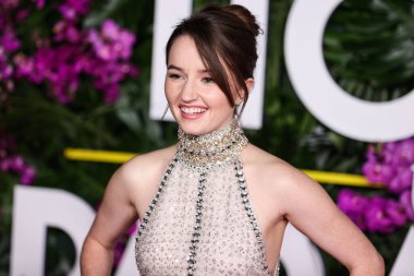 Miu Miu bluzu ve etek giyen Amerikalı aktris Kaitlyn Dever, 17 Ekim 2022 'de Westwood, Los Angeles, Kaliforniya, ABD' deki Regency Village Theatre 'da düzenlenen Universal Pictures' ın 'Ticket to Paradise' filminin Los Angeles galasına geldi..