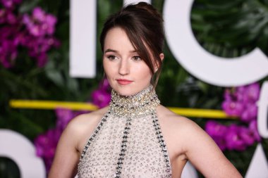 Miu Miu bluzu ve etek giyen Amerikalı aktris Kaitlyn Dever, 17 Ekim 2022 'de Westwood, Los Angeles, Kaliforniya, ABD' deki Regency Village Theatre 'da düzenlenen Universal Pictures' ın 'Ticket to Paradise' filminin Los Angeles galasına geldi..