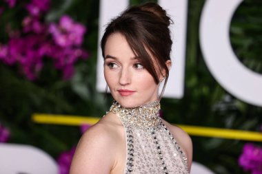 Miu Miu bluzu ve etek giyen Amerikalı aktris Kaitlyn Dever, 17 Ekim 2022 'de Westwood, Los Angeles, Kaliforniya, ABD' deki Regency Village Theatre 'da düzenlenen Universal Pictures' ın 'Ticket to Paradise' filminin Los Angeles galasına geldi..