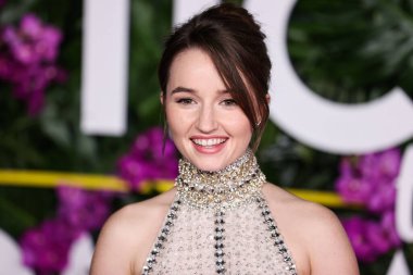 Miu Miu bluzu ve etek giyen Amerikalı aktris Kaitlyn Dever, 17 Ekim 2022 'de Westwood, Los Angeles, Kaliforniya, ABD' deki Regency Village Theatre 'da düzenlenen Universal Pictures' ın 'Ticket to Paradise' filminin Los Angeles galasına geldi..