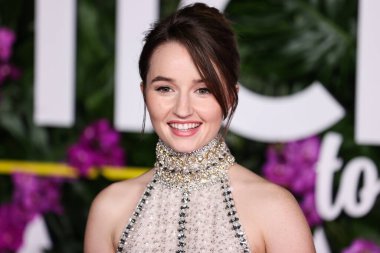 Miu Miu bluzu ve etek giyen Amerikalı aktris Kaitlyn Dever, 17 Ekim 2022 'de Westwood, Los Angeles, Kaliforniya, ABD' deki Regency Village Theatre 'da düzenlenen Universal Pictures' ın 'Ticket to Paradise' filminin Los Angeles galasına geldi..