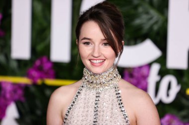 Miu Miu bluzu ve etek giyen Amerikalı aktris Kaitlyn Dever, 17 Ekim 2022 'de Westwood, Los Angeles, Kaliforniya, ABD' deki Regency Village Theatre 'da düzenlenen Universal Pictures' ın 'Ticket to Paradise' filminin Los Angeles galasına geldi..