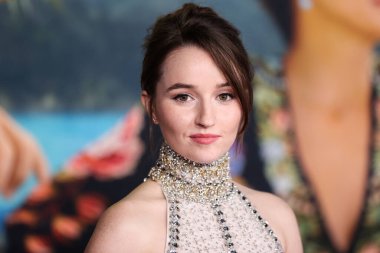 Miu Miu bluzu ve etek giyen Amerikalı aktris Kaitlyn Dever, 17 Ekim 2022 'de Westwood, Los Angeles, Kaliforniya, ABD' deki Regency Village Theatre 'da düzenlenen Universal Pictures' ın 'Ticket to Paradise' filminin Los Angeles galasına geldi..