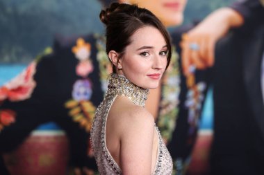 Miu Miu bluzu ve etek giyen Amerikalı aktris Kaitlyn Dever, 17 Ekim 2022 'de Westwood, Los Angeles, Kaliforniya, ABD' deki Regency Village Theatre 'da düzenlenen Universal Pictures' ın 'Ticket to Paradise' filminin Los Angeles galasına geldi..