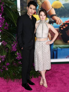 Dolce ve Gabbana giyimli Endonezyalı aktör Maxime Bouttier ve Miu Miu bluz ve etek giyen Amerikalı aktris Kaitlyn Dever, 17 Ekim 'de ABD' nin Los Angeles kentindeki Regency Village Theatre 'da düzenlenen Universal Pictures' Ticket to Paradise 'ın galasına geldiler..