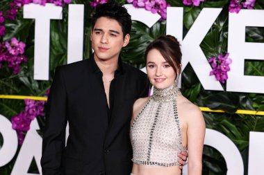 Dolce ve Gabbana giyimli Endonezyalı aktör Maxime Bouttier ve Miu Miu bluz ve etek giyen Amerikalı aktris Kaitlyn Dever, 17 Ekim 'de ABD' nin Los Angeles kentindeki Regency Village Theatre 'da düzenlenen Universal Pictures' Ticket to Paradise 'ın galasına geldiler..