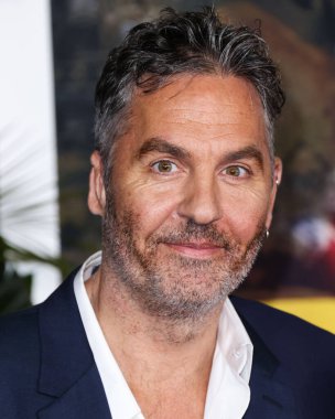 İngiliz yönetmen Ol Parker, 17 Ekim 2022 'de Westwood, Los Angeles, Kaliforniya, ABD' deki Regency Village Theatre 'da düzenlenen Universal Pictures' Ticket to Paradise 'ın Los Angeles prömiyerine geldi..