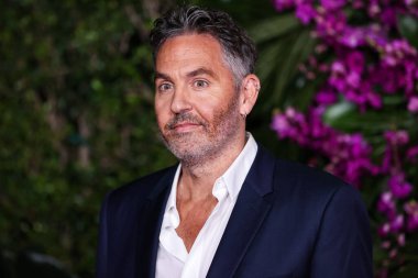 İngiliz yönetmen Ol Parker, 17 Ekim 2022 'de Westwood, Los Angeles, Kaliforniya, ABD' deki Regency Village Theatre 'da düzenlenen Universal Pictures' Ticket to Paradise 'ın Los Angeles prömiyerine geldi..