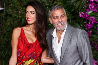 Alexander McQueen elbisesi giyen Amal Alamuddin Clooney ve kocası / Amerikalı aktör ve film yapımcısı George Clooney, 17 Ekim 2022 'de ABD' nin Los Angeles kentinde bulunan Universal Pictures 'Ticket to Paradise' ın galasına geldiler..