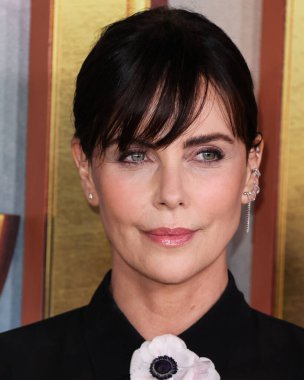 Dior giyen Güney Afrikalı-Amerikalı aktris Charlize Theron, 18 Ekim 2022 'de Westwood, Los Angeles, Kaliforniya' daki Regency Village Theatre 'da düzenlenen Netflix' in 