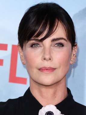 Dior giyen Güney Afrikalı-Amerikalı aktris Charlize Theron, 18 Ekim 2022 'de Westwood, Los Angeles, Kaliforniya' daki Regency Village Theatre 'da düzenlenen Netflix' in 