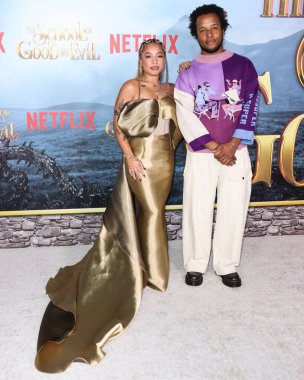 Kiana Led (Kiana Lede) ve Tedbirli Clay, Netflix 'in 18 Ekim 2022' de Westwood, Los Angeles, Kaliforniya, ABD 'deki Regency Village Theatre' da düzenlenen 