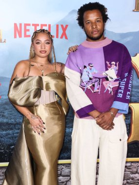 Kiana Led (Kiana Lede) ve Tedbirli Clay, Netflix 'in 18 Ekim 2022' de Westwood, Los Angeles, Kaliforniya, ABD 'deki Regency Village Theatre' da düzenlenen 