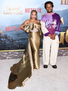 Kiana Led (Kiana Lede) ve Tedbirli Clay, Netflix 'in 18 Ekim 2022' de Westwood, Los Angeles, Kaliforniya, ABD 'deki Regency Village Theatre' da düzenlenen 