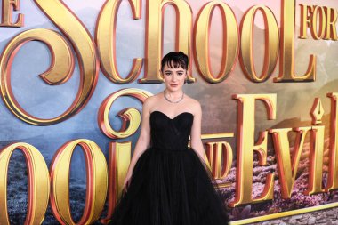 Amerikalı aktris Sophia Anne Caruso, Netflix 'in 18 Ekim 2022' de Westwood, Los Angeles, Kaliforniya 'daki Regency Village Theatre' da düzenlenen 