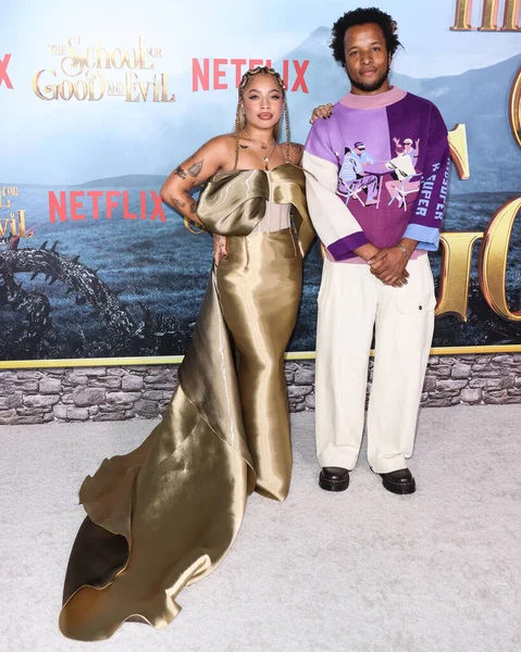 Kiana Led (Kiana Lede) ve Tedbirli Clay, Netflix 'in 18 Ekim 2022' de Westwood, Los Angeles, Kaliforniya, ABD 'deki Regency Village Theatre' da düzenlenen 